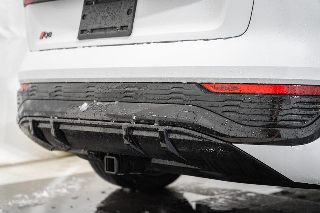 Used 2024 Audi Q8 e-tron Premium Plus image 7