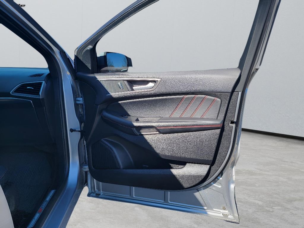 Used 2020 Ford Edge ST-Line w/ Cold Weather Package AWD/4WD image 33