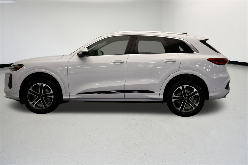 Used 2025 Audi Q5 Premium w/ Convenience Package image 2