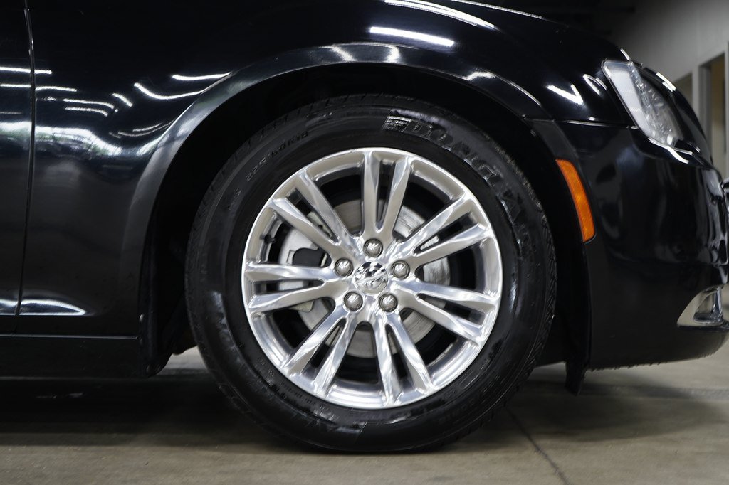 Used 2017 Chrysler 300 C RWD image 37