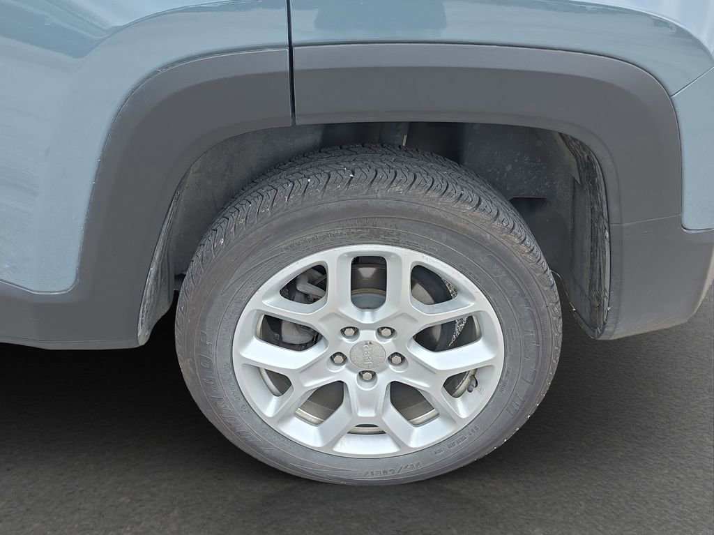 Used 2017 Jeep Renegade Latitude w/ Cold Weather Group AWD/4WD image 5