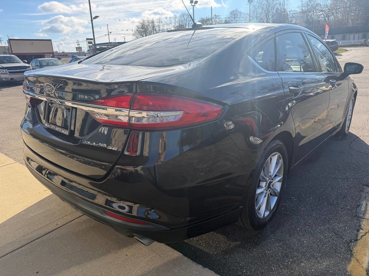 Used 2017 Ford Fusion SE image 3