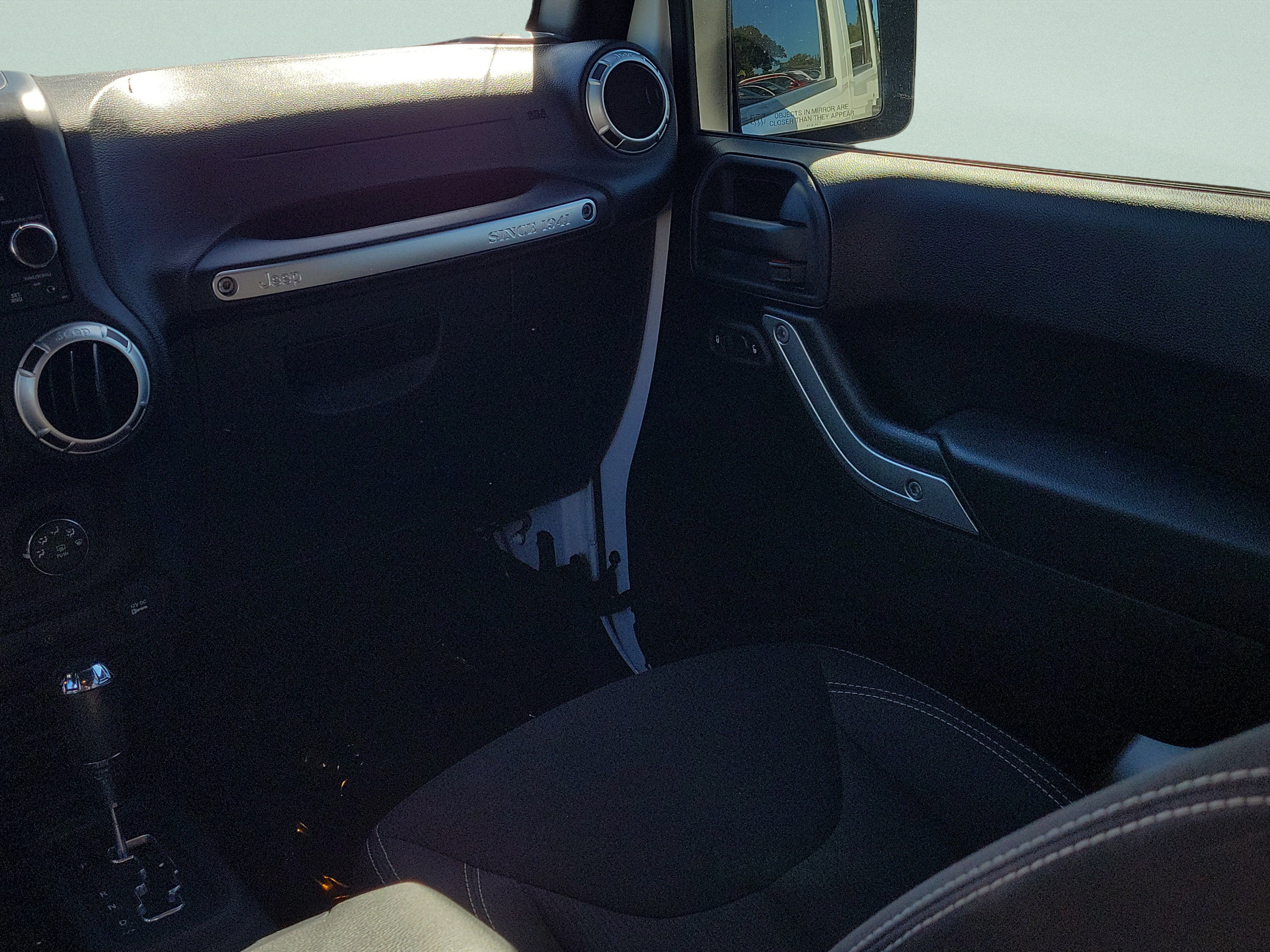 Used 2015 Jeep Wrangler Unlimited Sahara w/ Connectivity Group AWD/4WD image 10