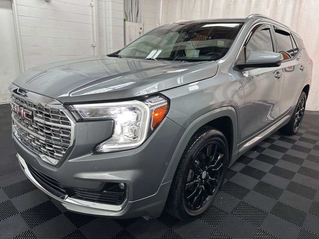 Used 2024 GMC Terrain Denali w/ Denali Premium Package AWD/4WD image 2