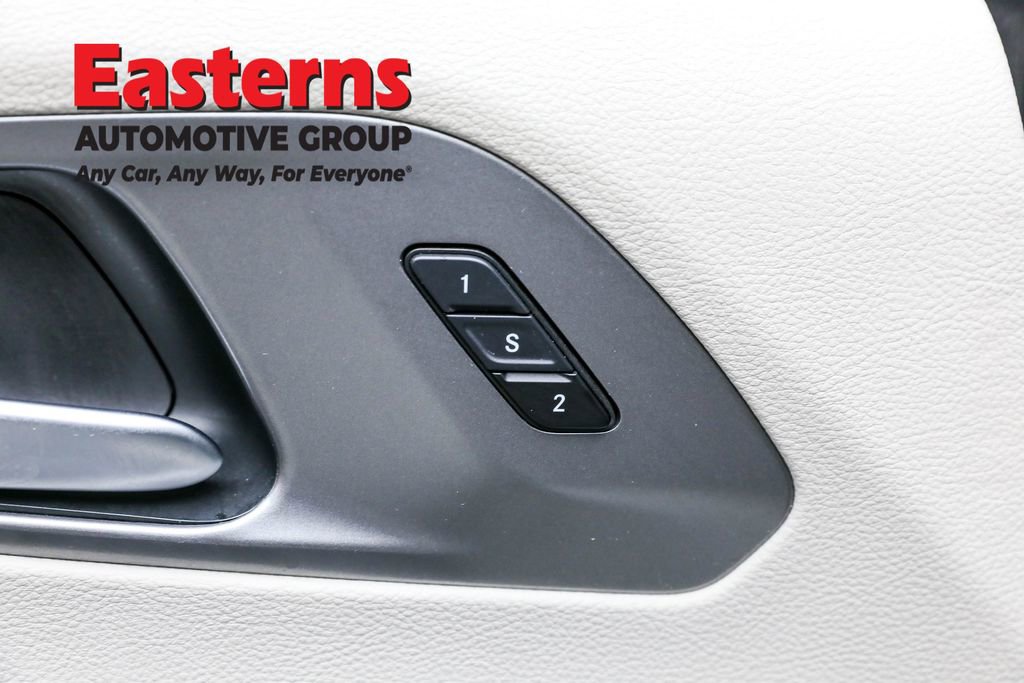 Used 2023 Chrysler Pacifica Touring-L image 21