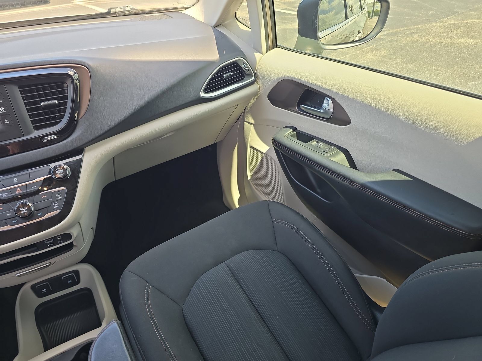 Used 2017 Chrysler Pacifica Touring FWD image 12
