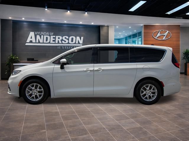 Used 2023 Chrysler Pacifica Touring-L FWD image 4