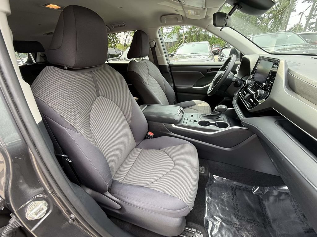 Used 2020 Toyota Highlander LE FWD image 9