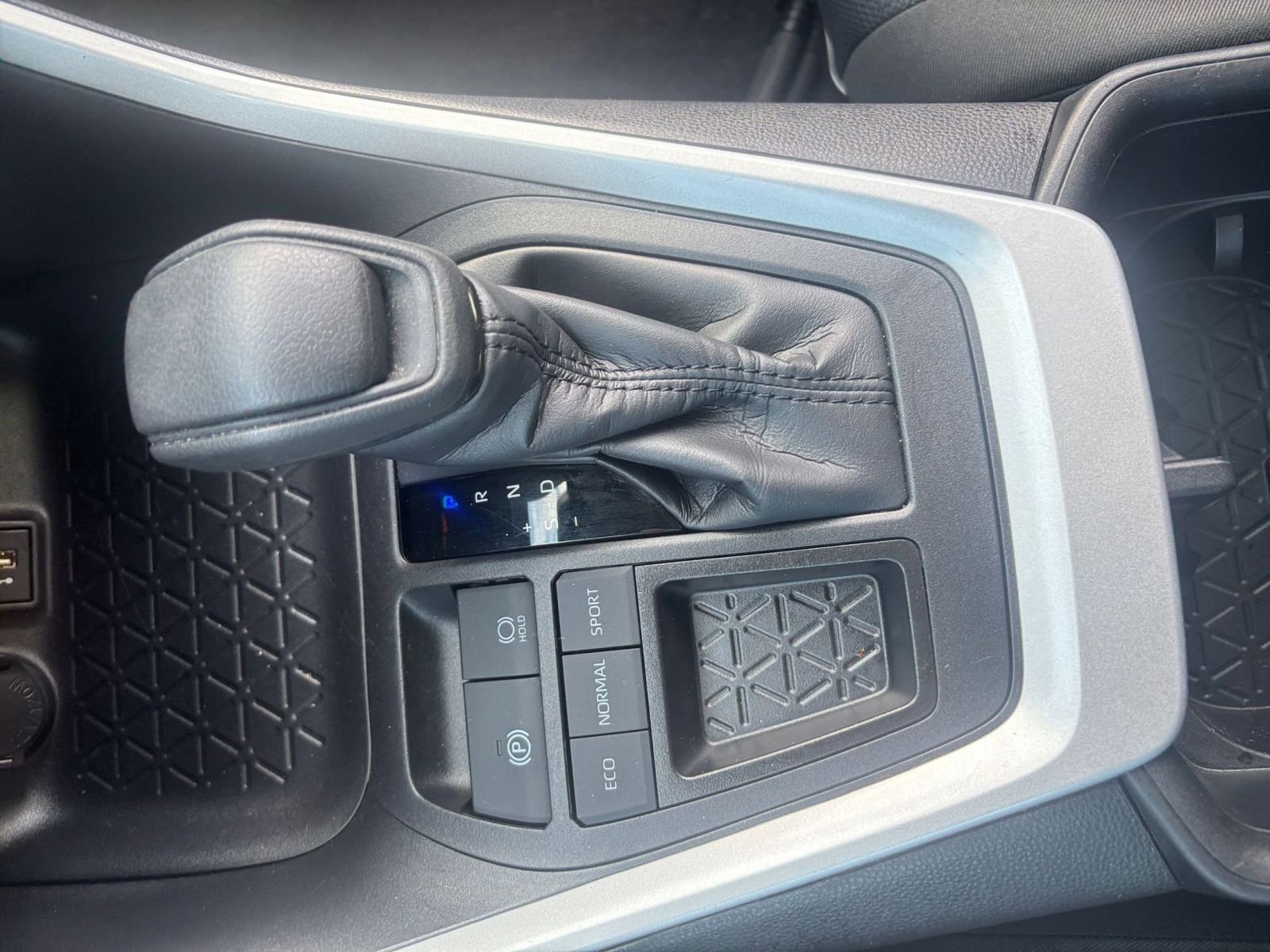 Used 2025 Toyota RAV4 XLE w/ Weather Package FWD image 39