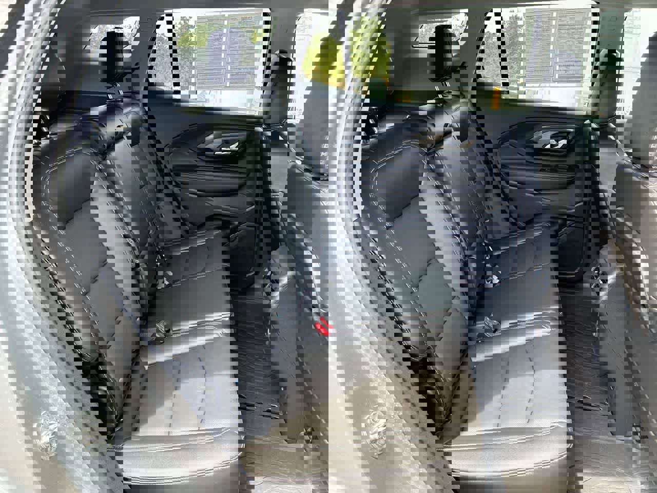 Used 2023 GMC Terrain SLT image 25