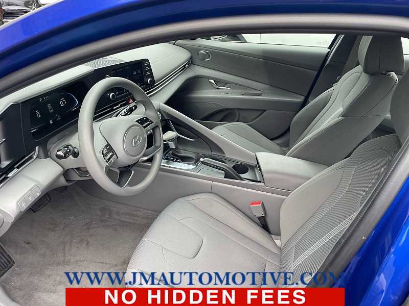 Used 2024 Hyundai Elantra SE FWD image 2