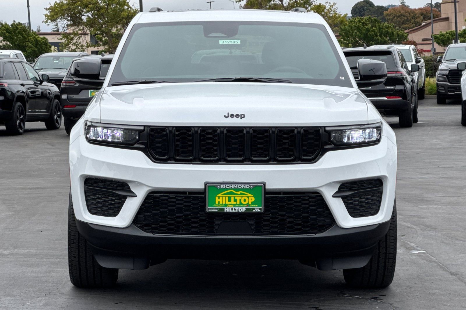 New 2025 Jeep Grand Cherokee Laredo image 11