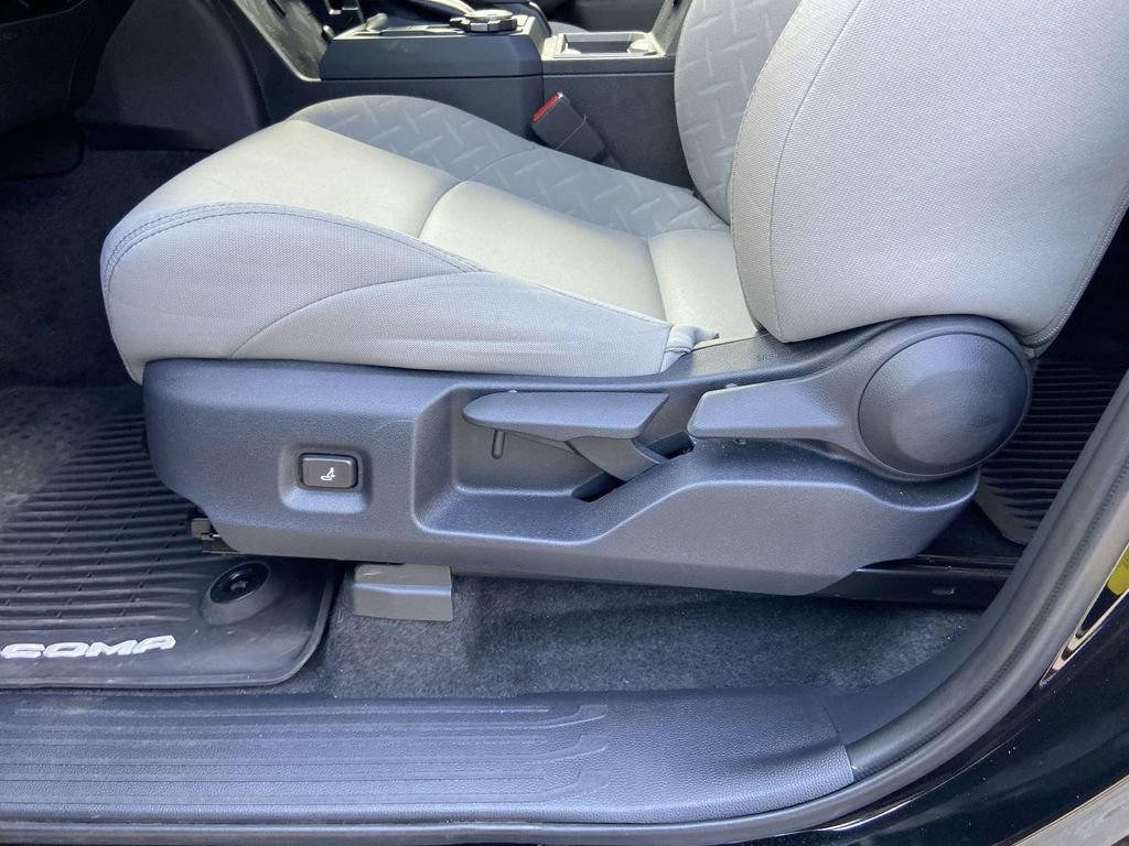 Used 2025 Toyota Tacoma SR5 AWD/4WD image 15