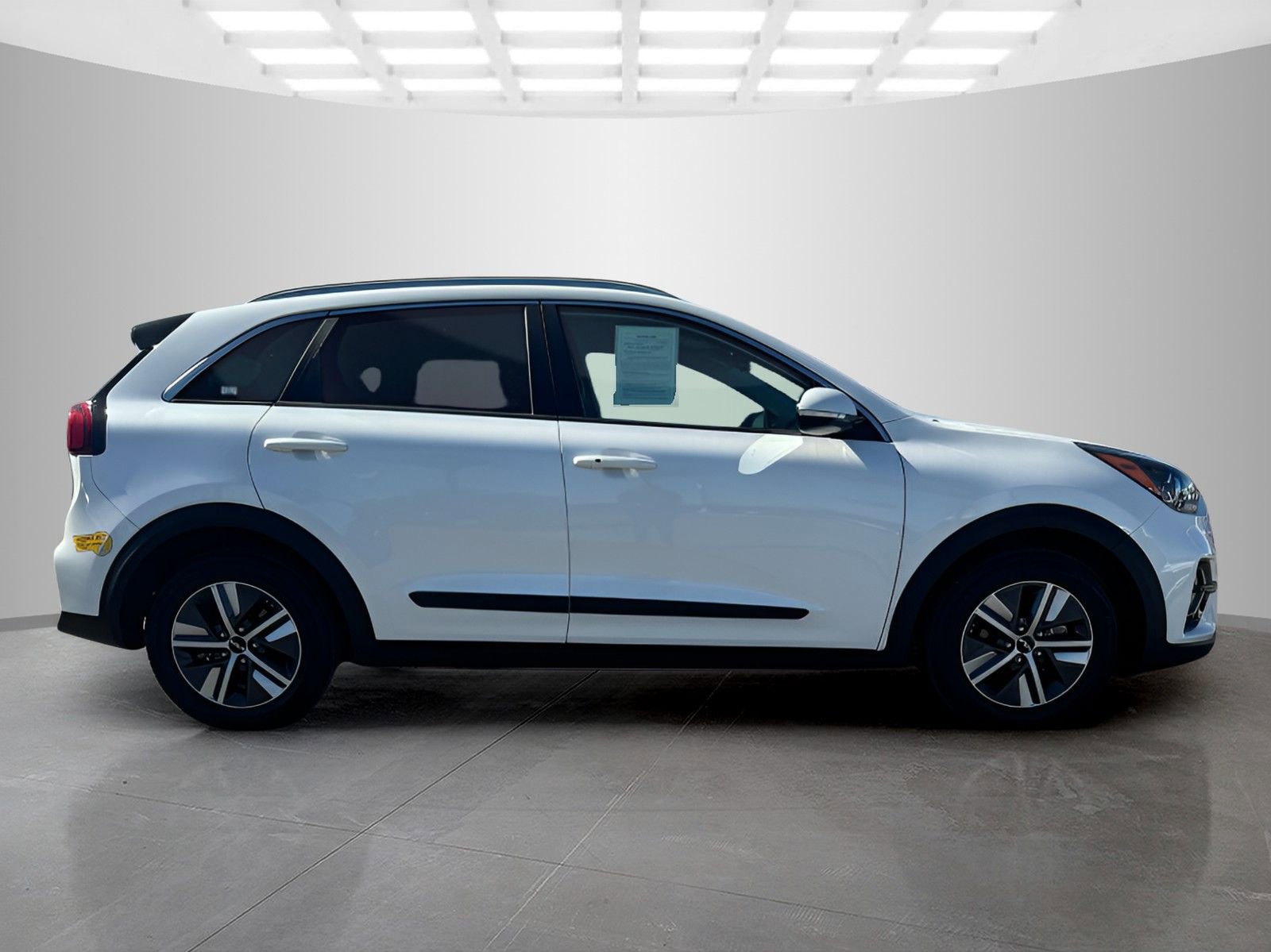 Used 2022 Kia Niro EX image 3