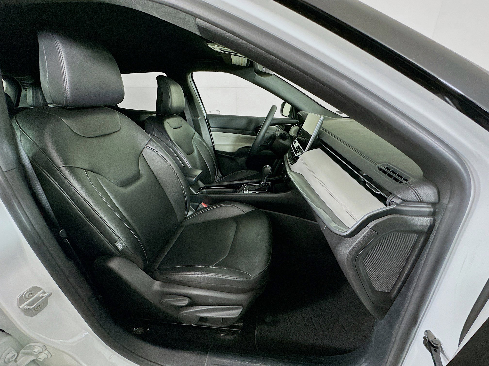 Used 2025 Jeep Compass Limited image 30