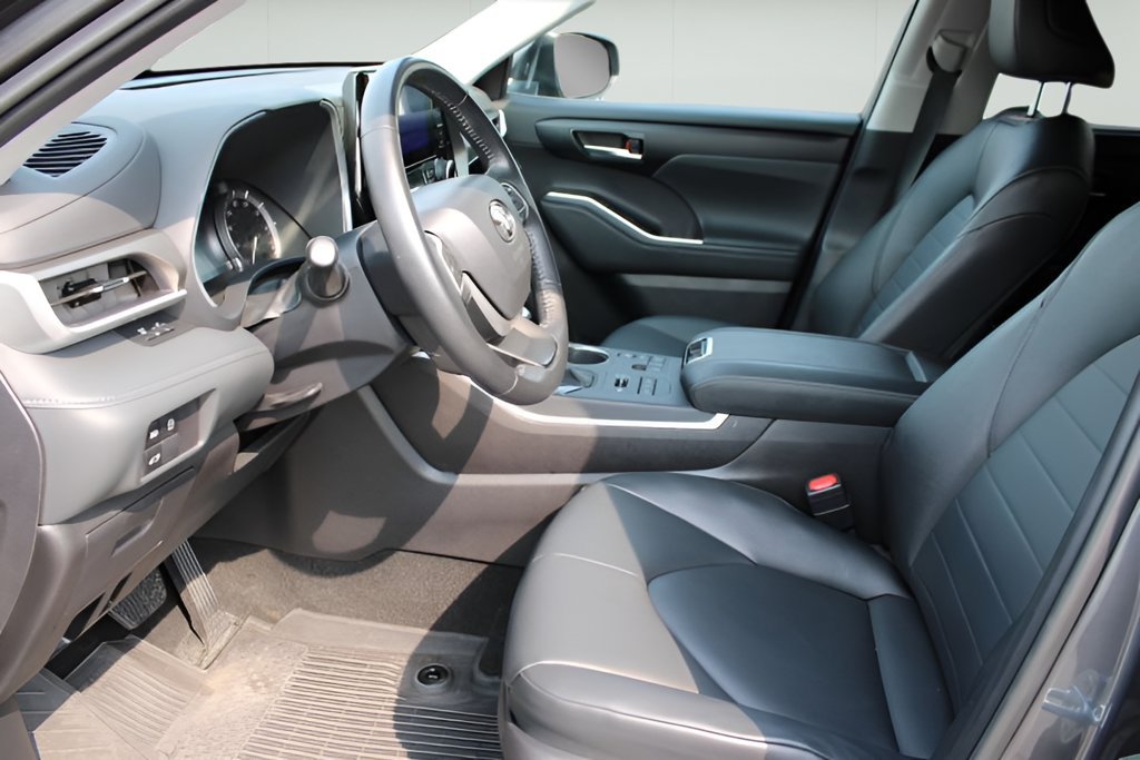 Used 2025 Toyota Highlander XLE AWD/4WD image 9