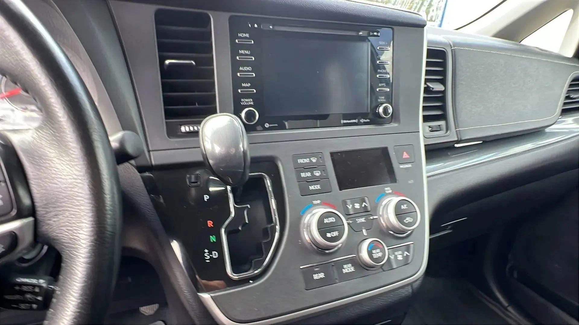 Used 2020 Toyota Sienna SE FWD image 16