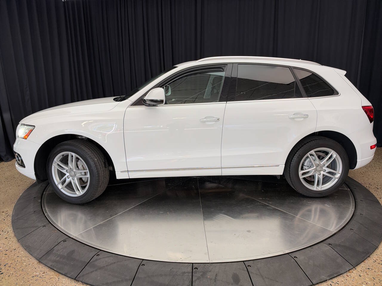 Used 2016 Audi Q5 2.0T Premium Plus w/ Technology Package AWD/4WD image 3