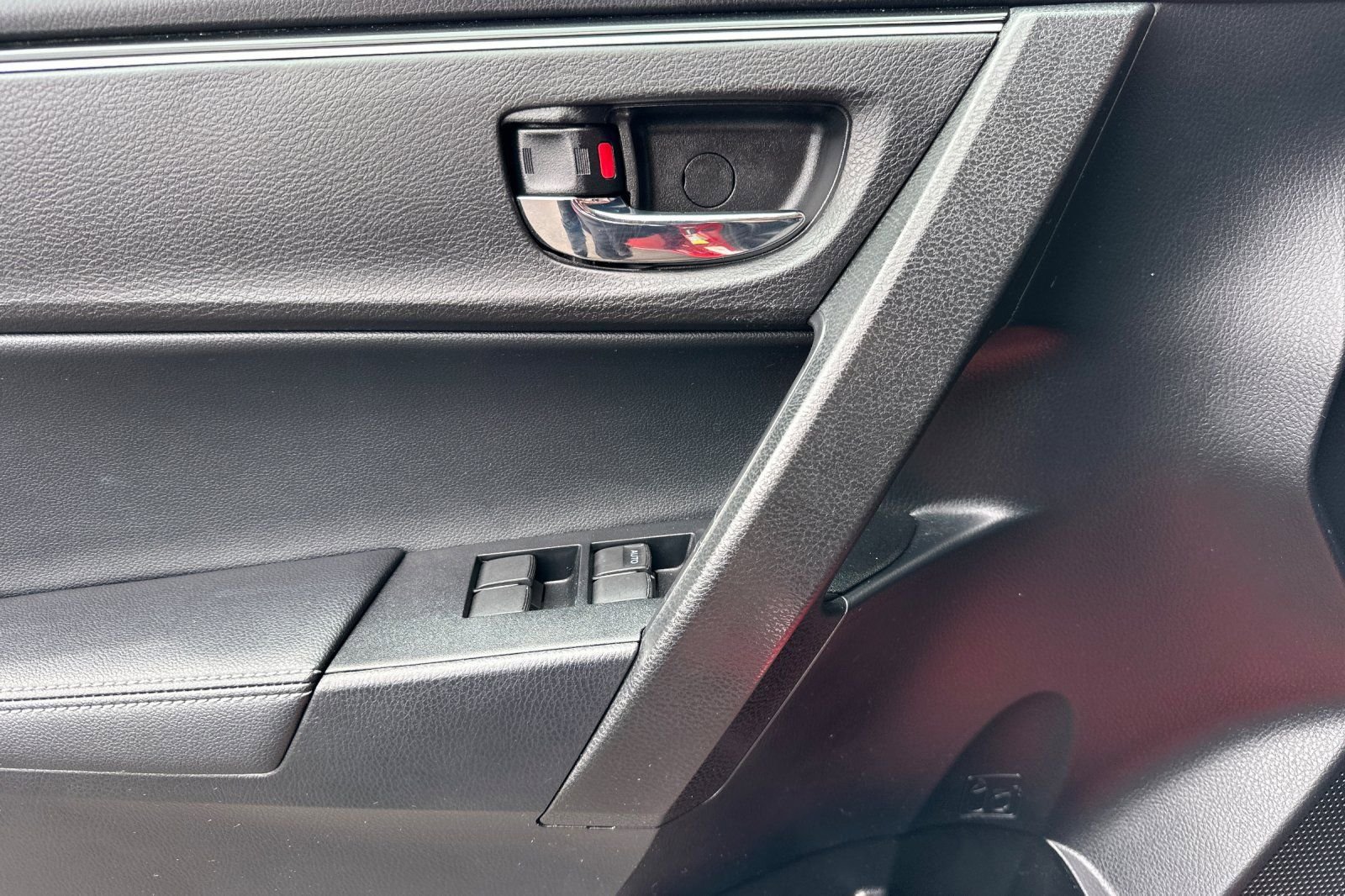 Used 2018 Toyota Corolla XLE FWD image 11