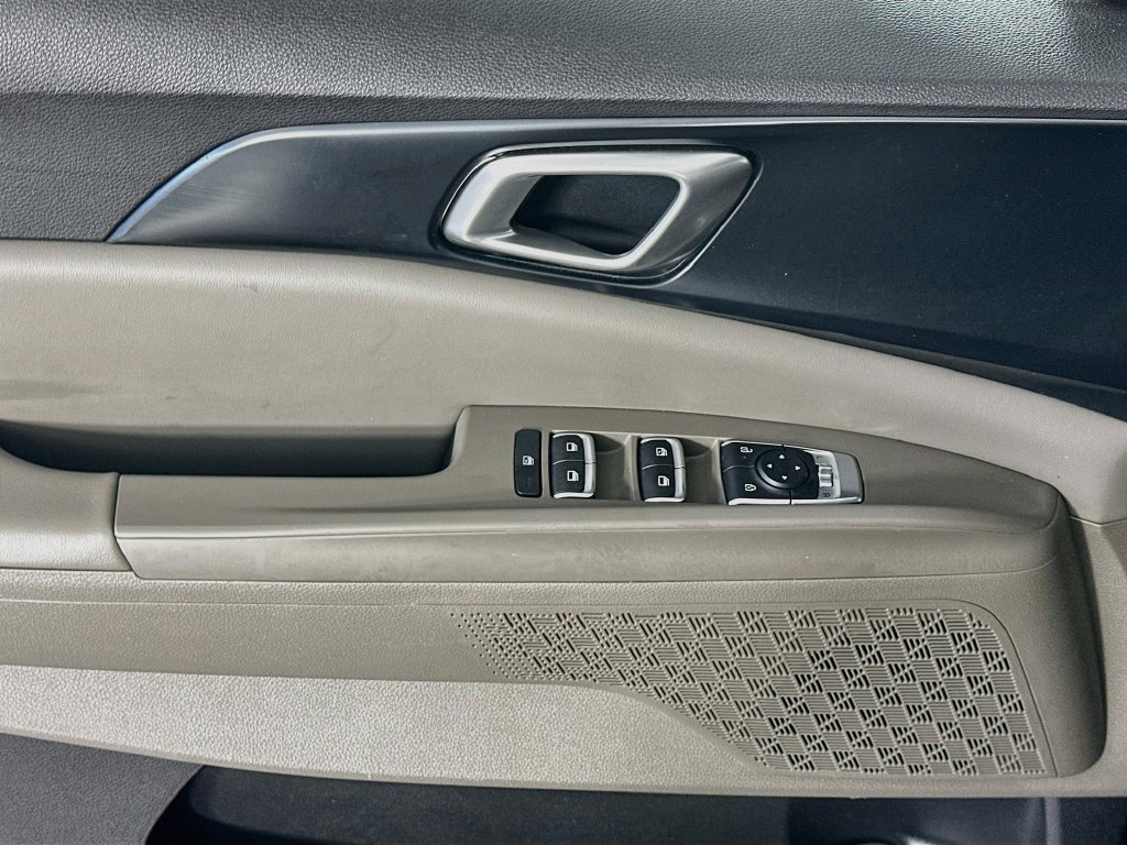 Used 2025 Kia Carnival FWD image 23