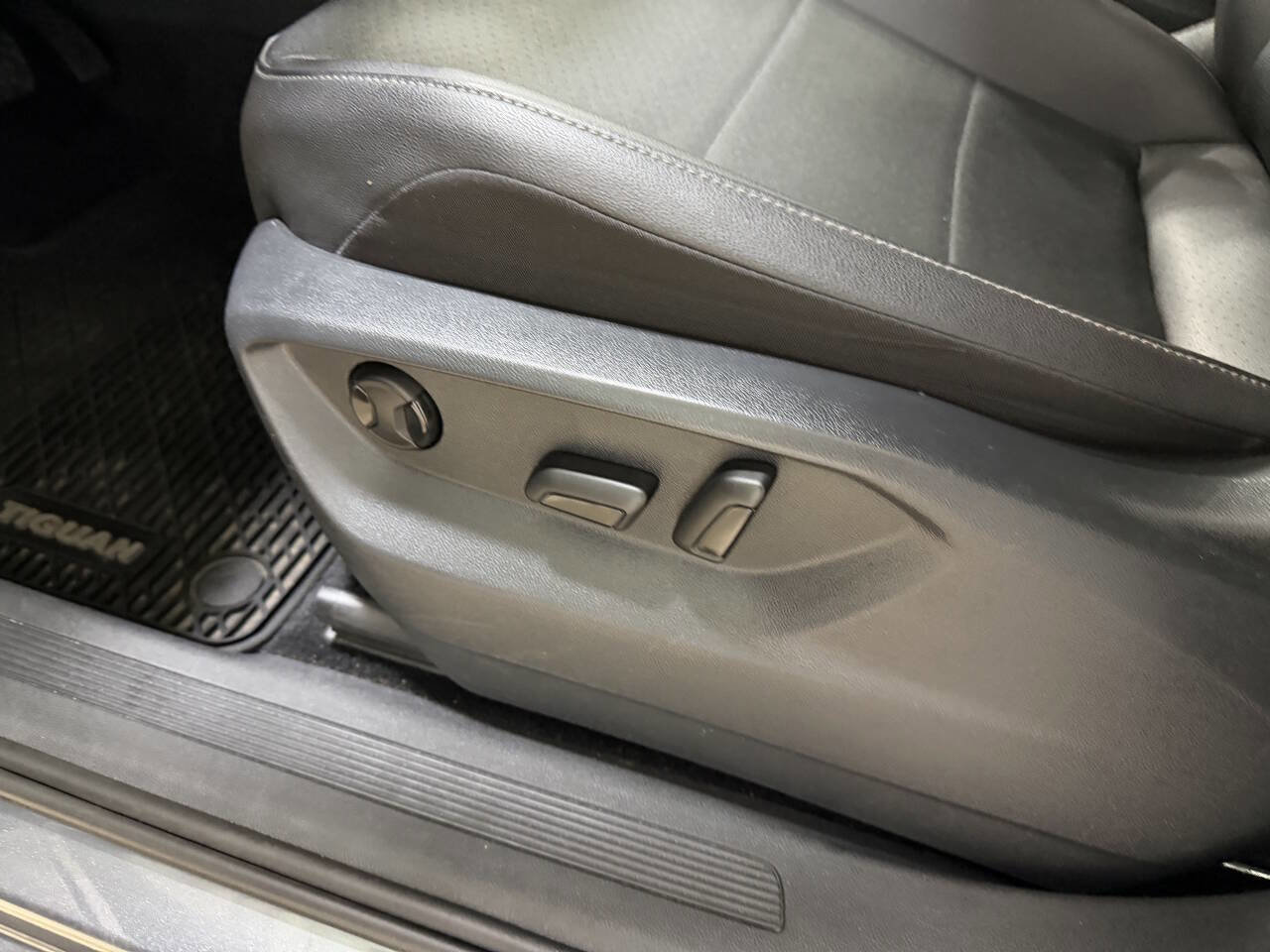 Used 2020 Volkswagen Tiguan S image 21