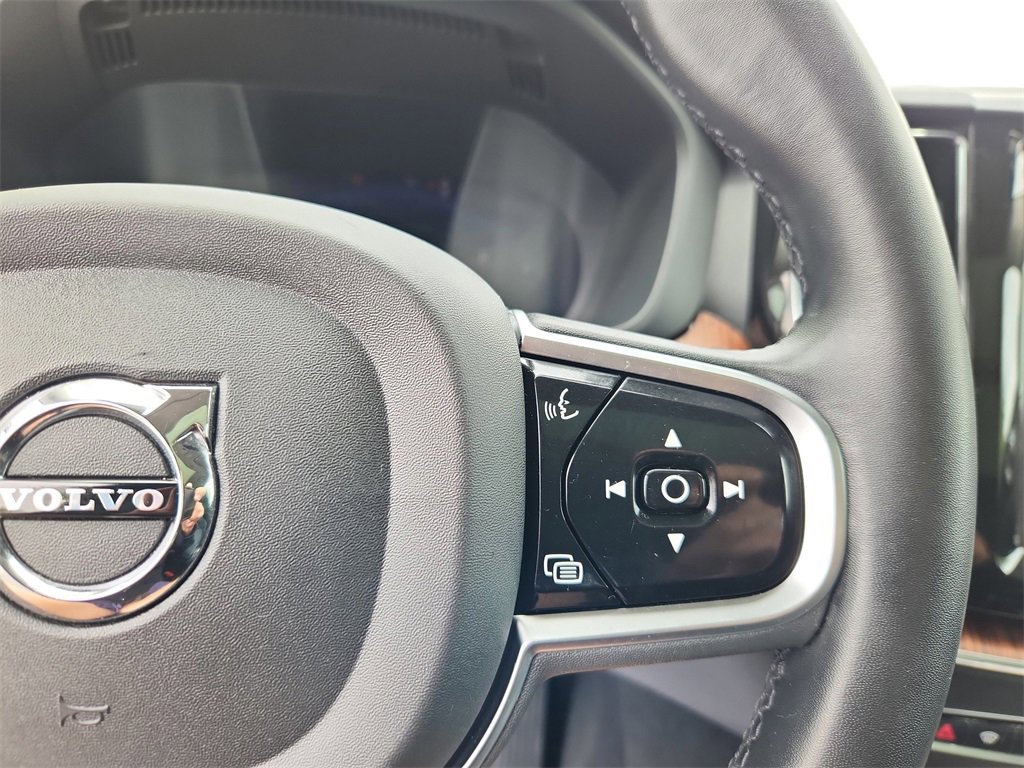 Used 2023 Volvo XC60 B5 Plus image 14