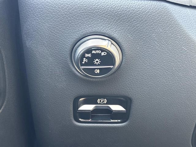 Used 2025 Mercedes-Benz GLC 300 4MATIC image 25