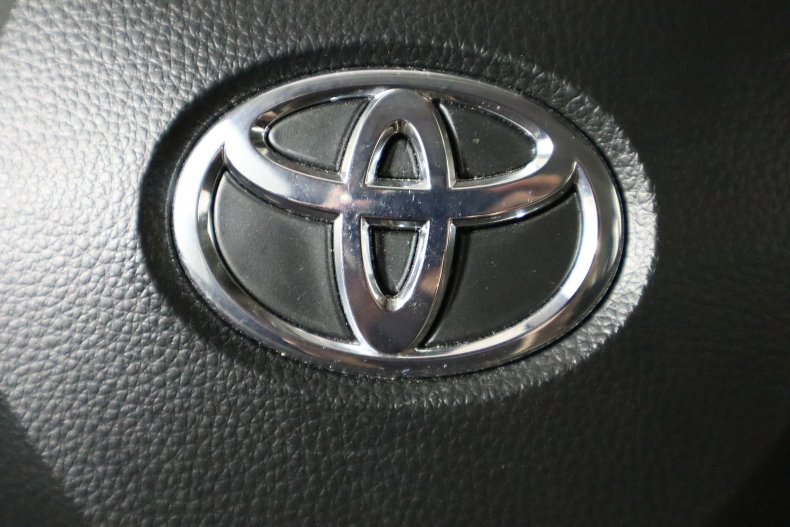 Used 2025 Toyota Corolla LE image 30