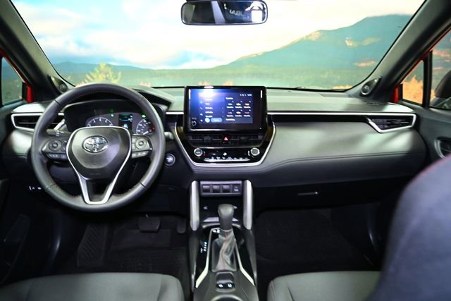 Used 2024 Toyota Corolla Cross AWD Hybrid w/ Moonroof Package image 46