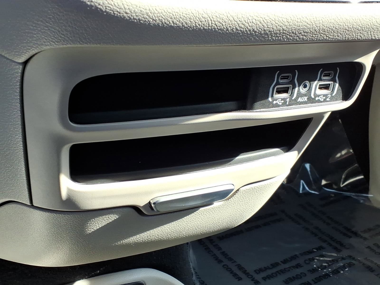 Used 2024 Chrysler Pacifica Touring-L image 21