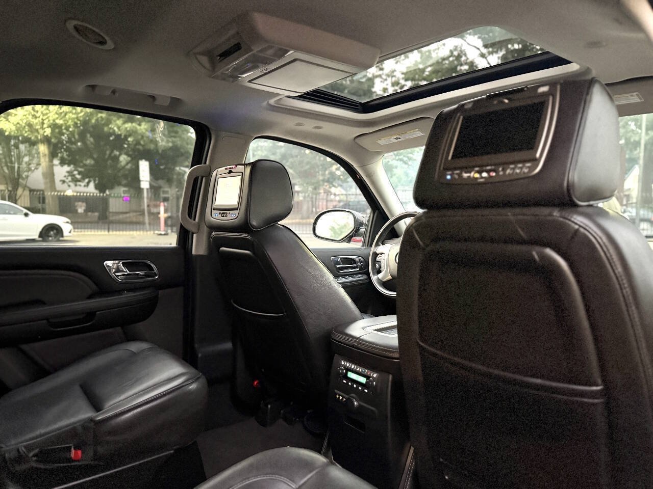 Used 2014 Cadillac Escalade Platinum AWD/4WD image 14