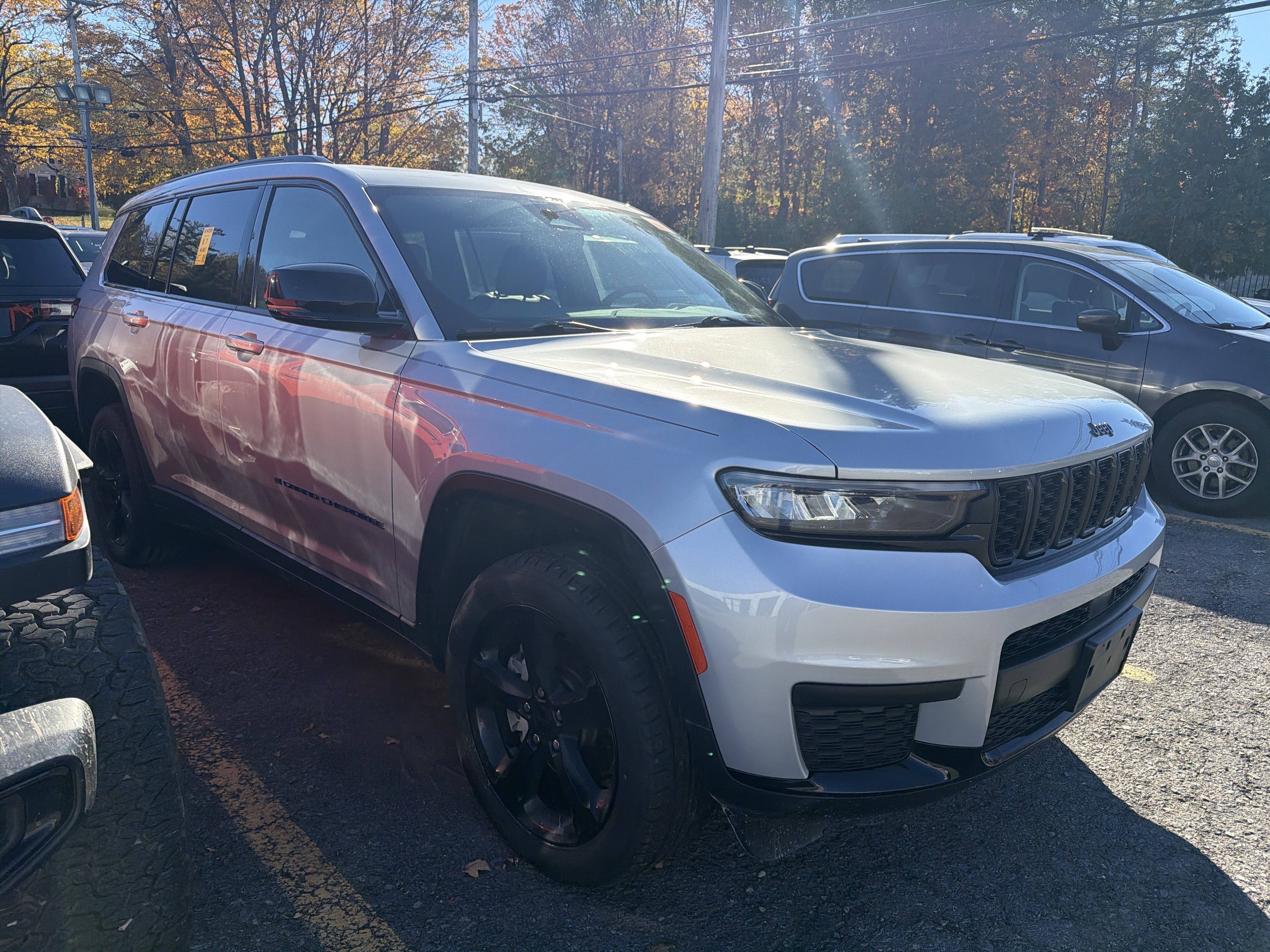 Used 2023 Jeep Grand Cherokee L Laredo AWD/4WD image 2