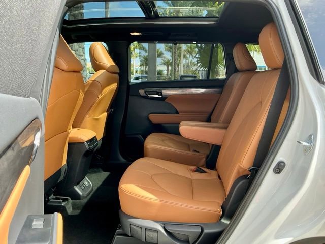 Used 2025 Toyota Highlander Platinum image 9