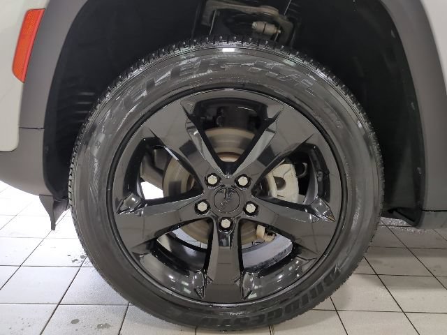 Used 2023 Jeep Grand Cherokee Altitude AWD/4WD image 24