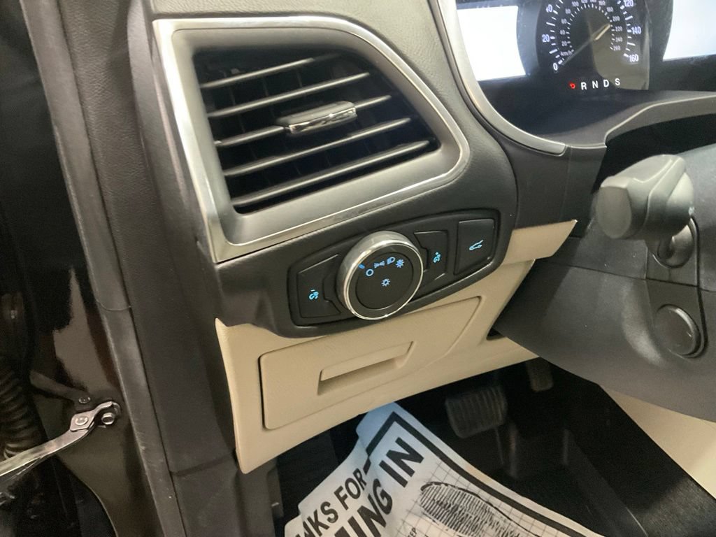 Used 2017 Ford Edge Titanium w/ Equipment Group 301A FWD image 8