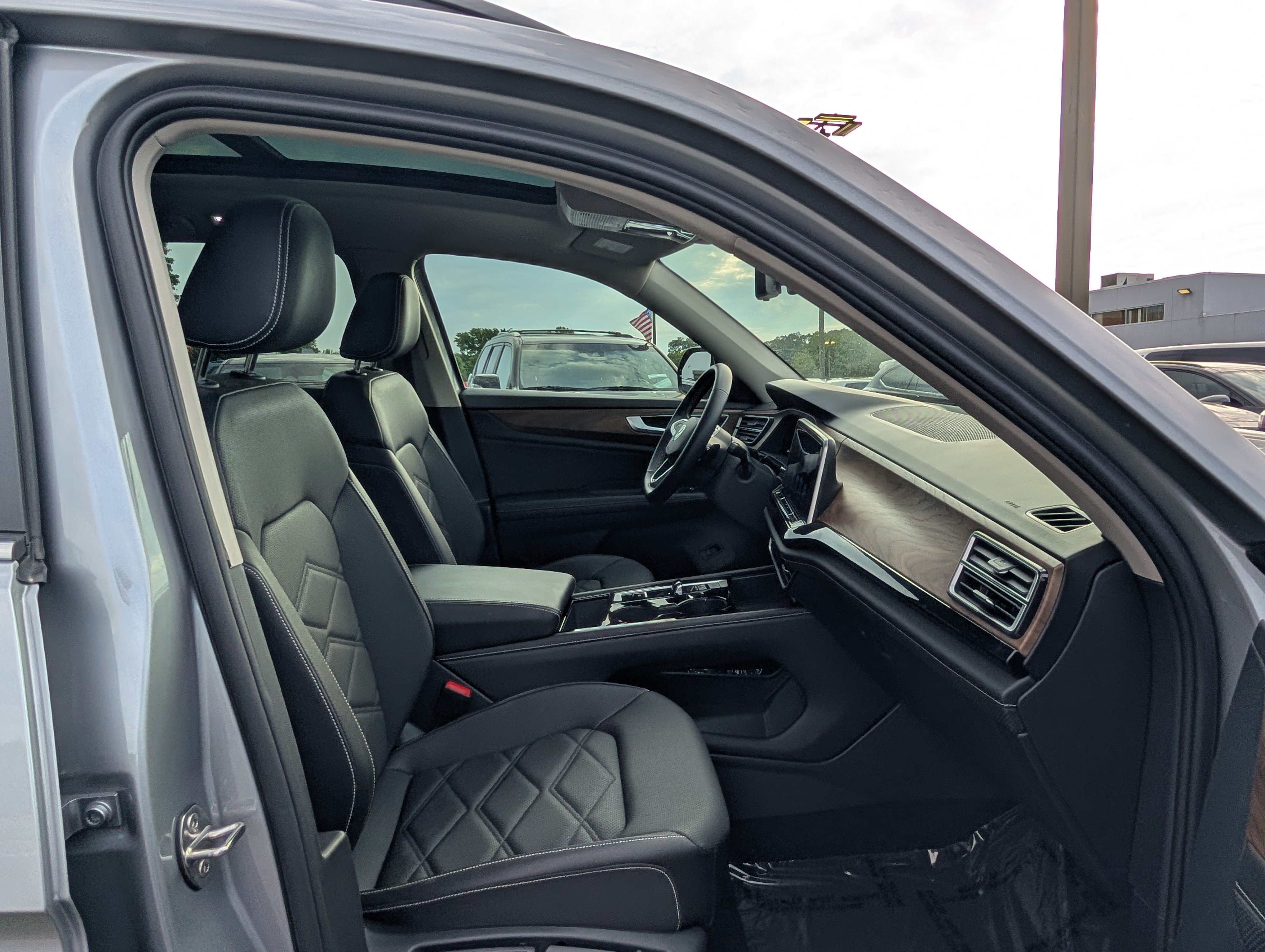 Used 2026 Volkswagen Atlas SE w/ Panoramic Sunroof Package FWD image 11