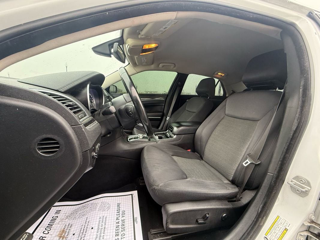 Used 2019 Chrysler 300 Touring w/ Chrome Appearance Package image 9