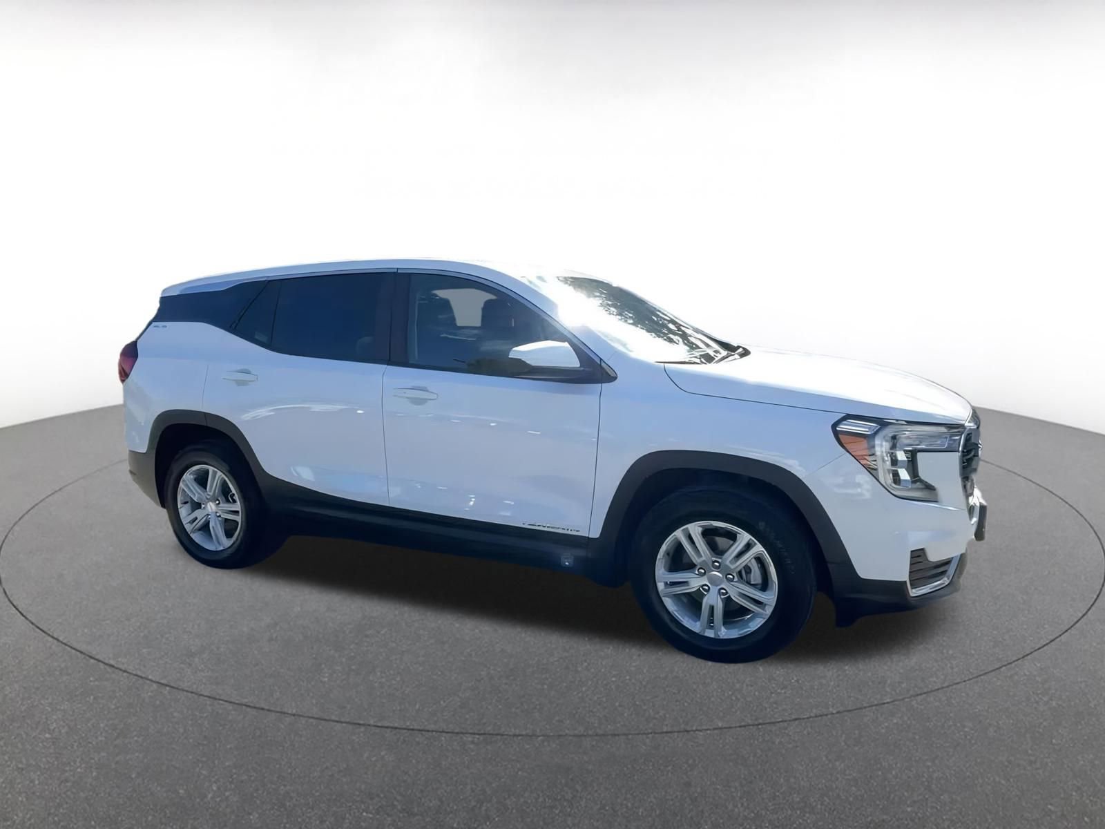 Used 2024 GMC Terrain SLE image 2