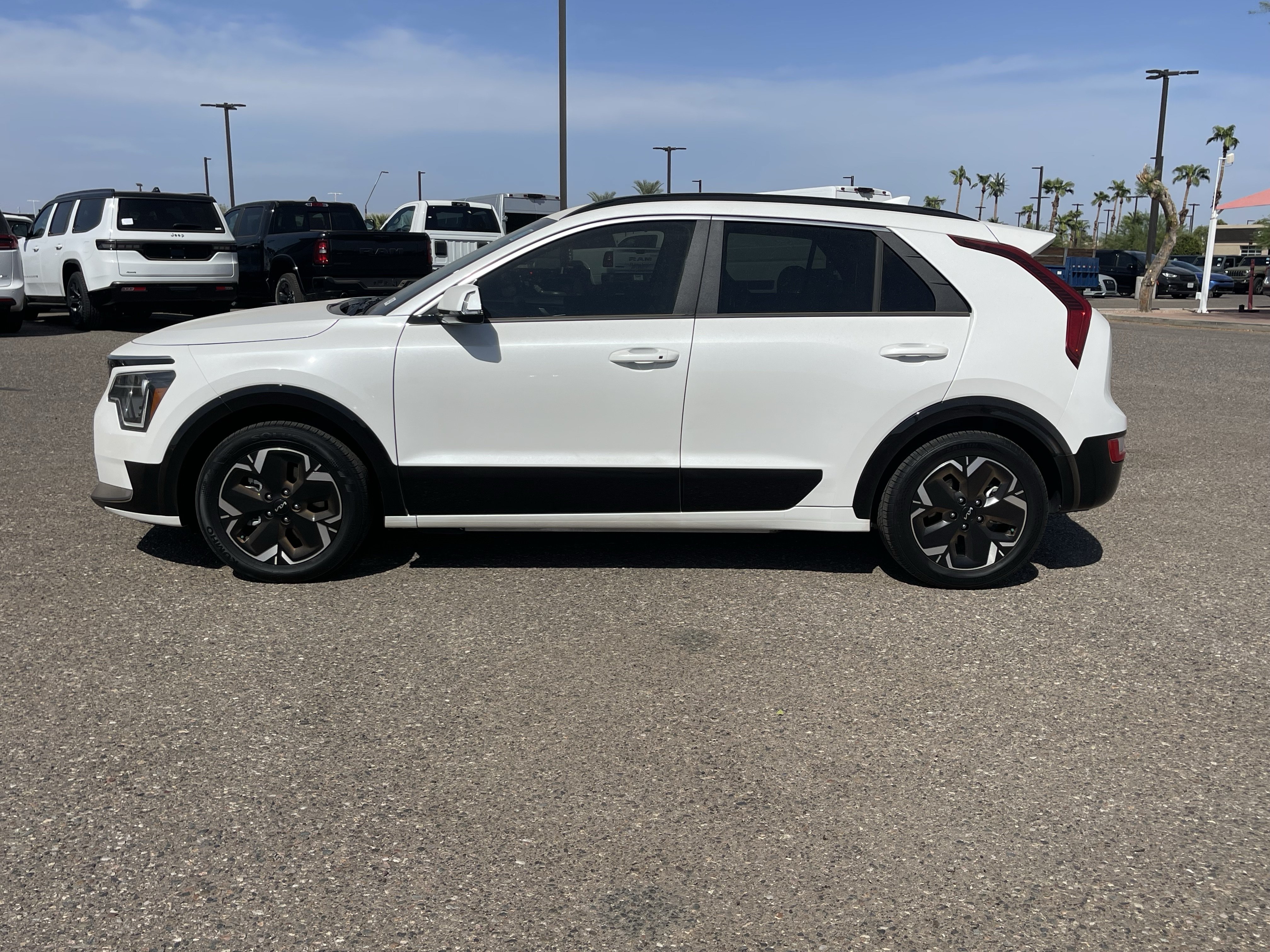 Certified 2023 Kia Niro Wind w/ Wind Preserve Package FWD image 3