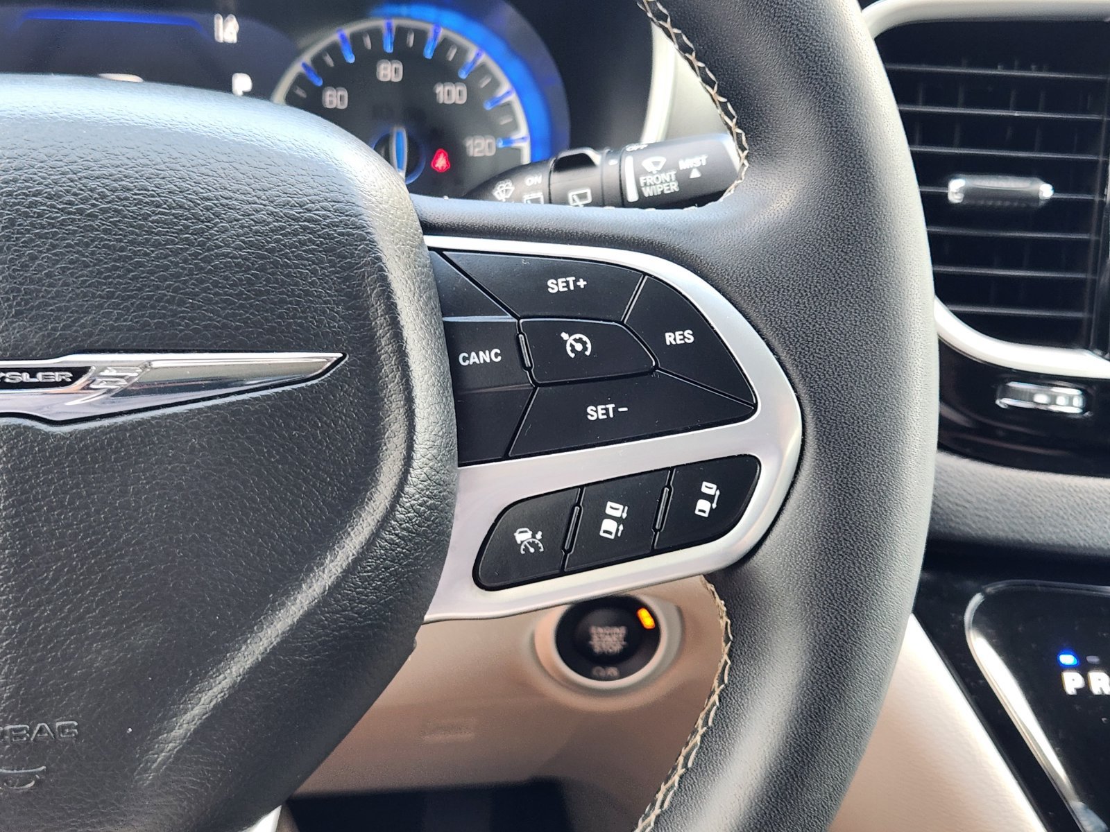 Used 2024 Chrysler Pacifica Touring-L FWD image 30