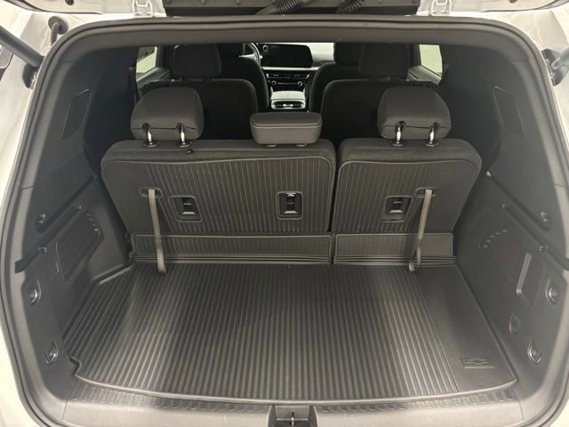 Used 2025 Chevrolet Traverse LT w/ Driver Confidence Package image 9