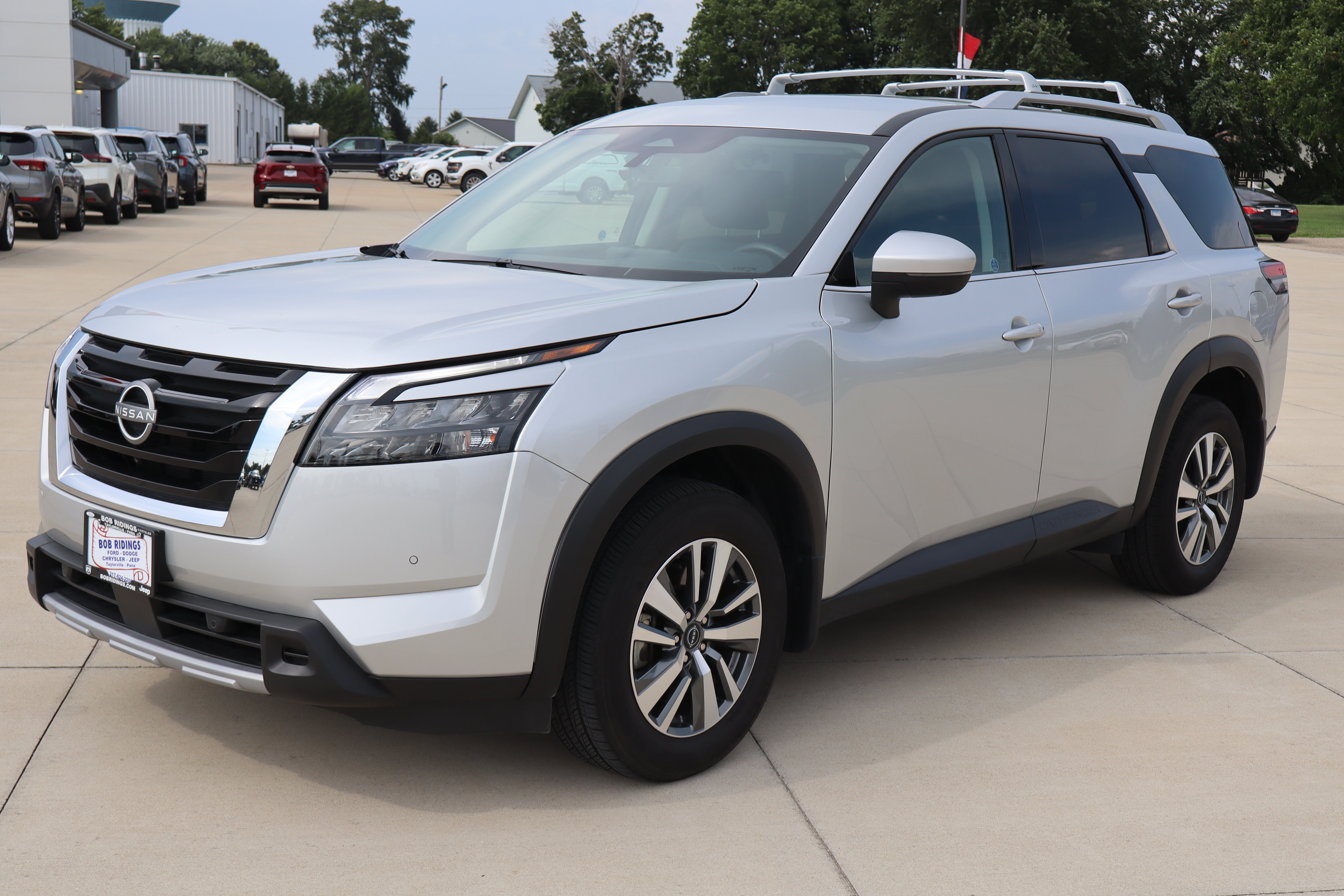 Used 2025 Nissan Pathfinder SL w/ Cargo Package AWD/4WD image 2