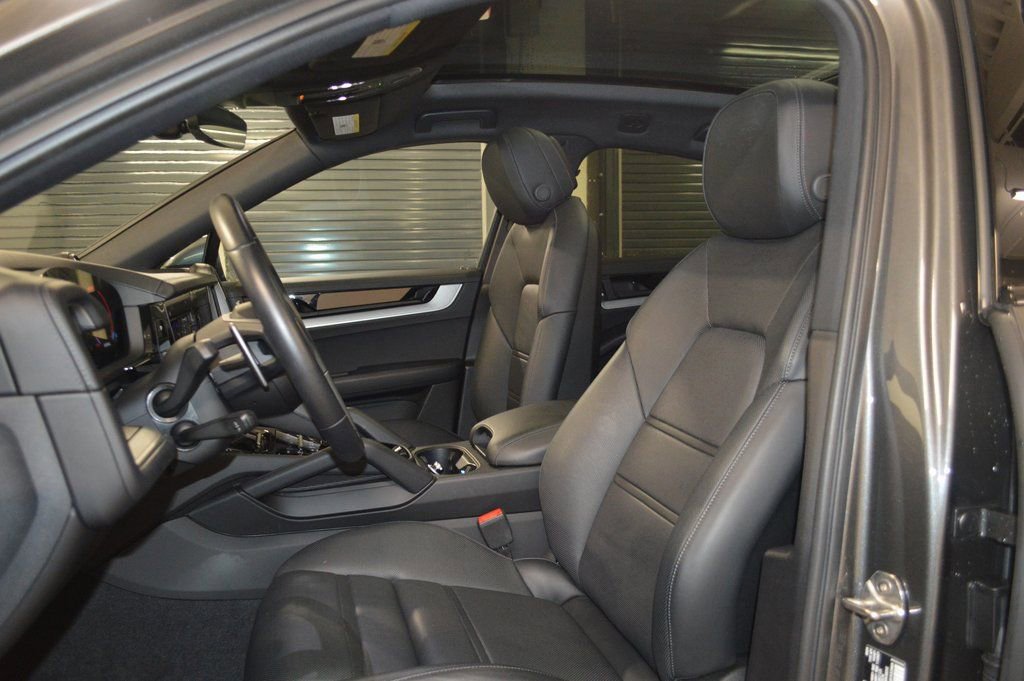 Certified 2024 Porsche Cayenne Coupe image 5