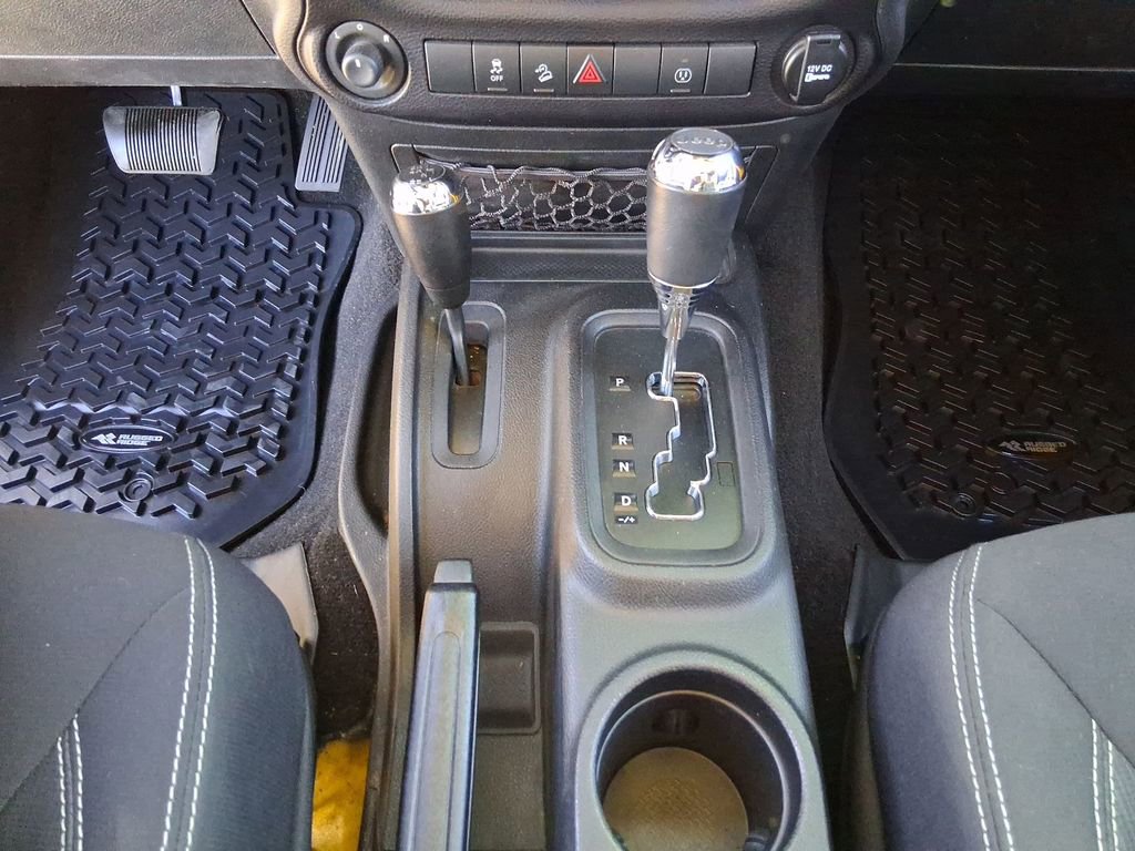 Used 2015 Jeep Wrangler Unlimited Sahara w/ Connectivity Group AWD/4WD image 14