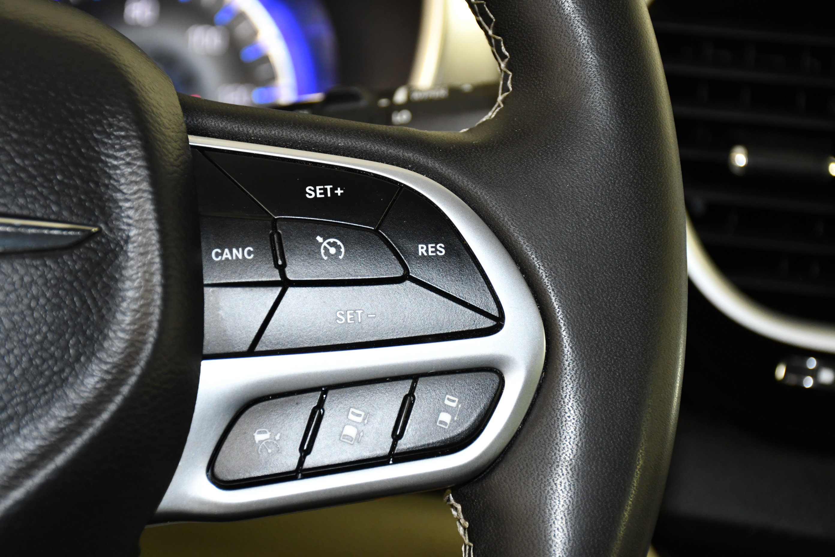 Used 2023 Chrysler Pacifica Touring-L image 22