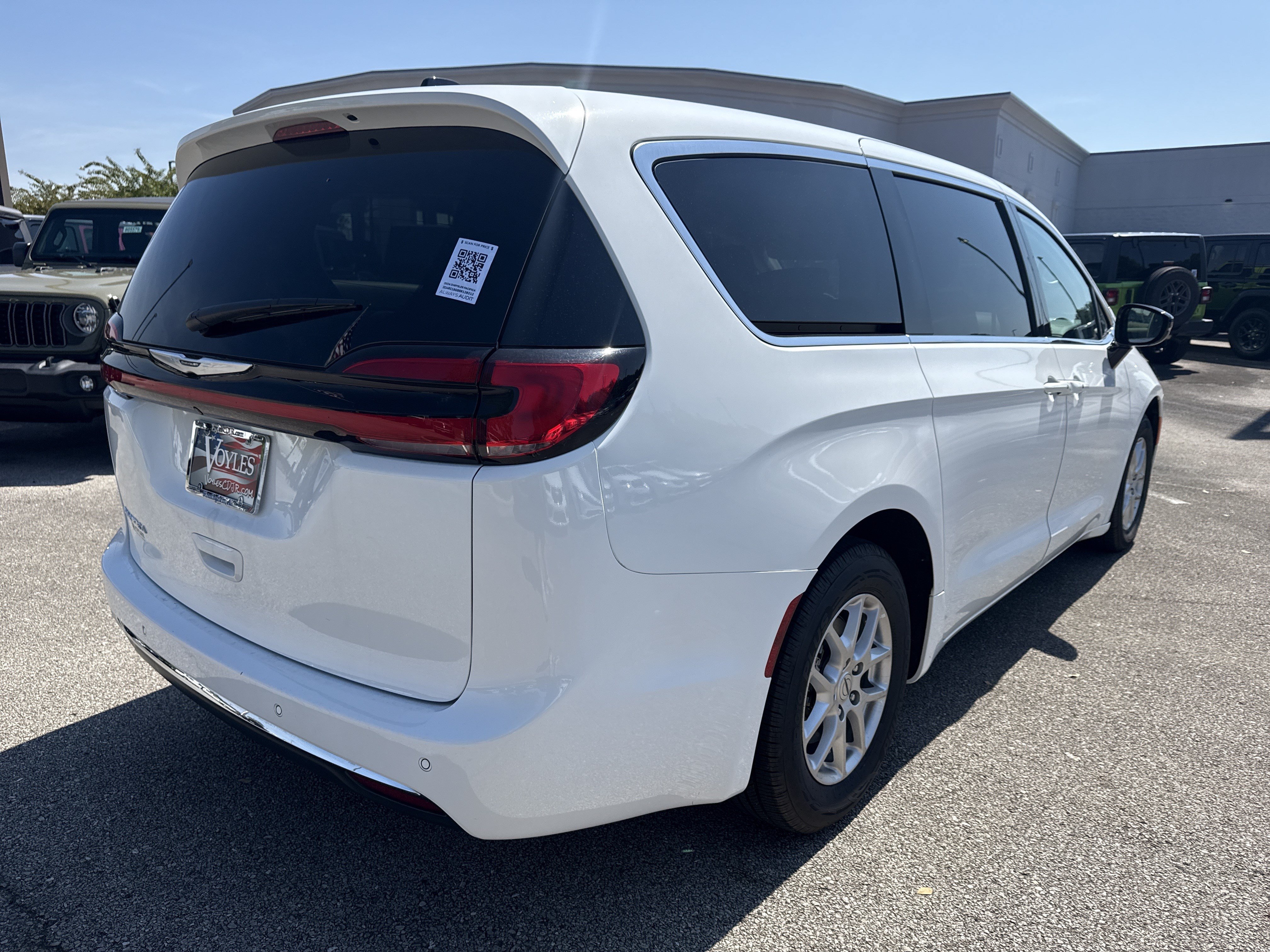 Used 2024 Chrysler Pacifica Touring-L FWD image 7