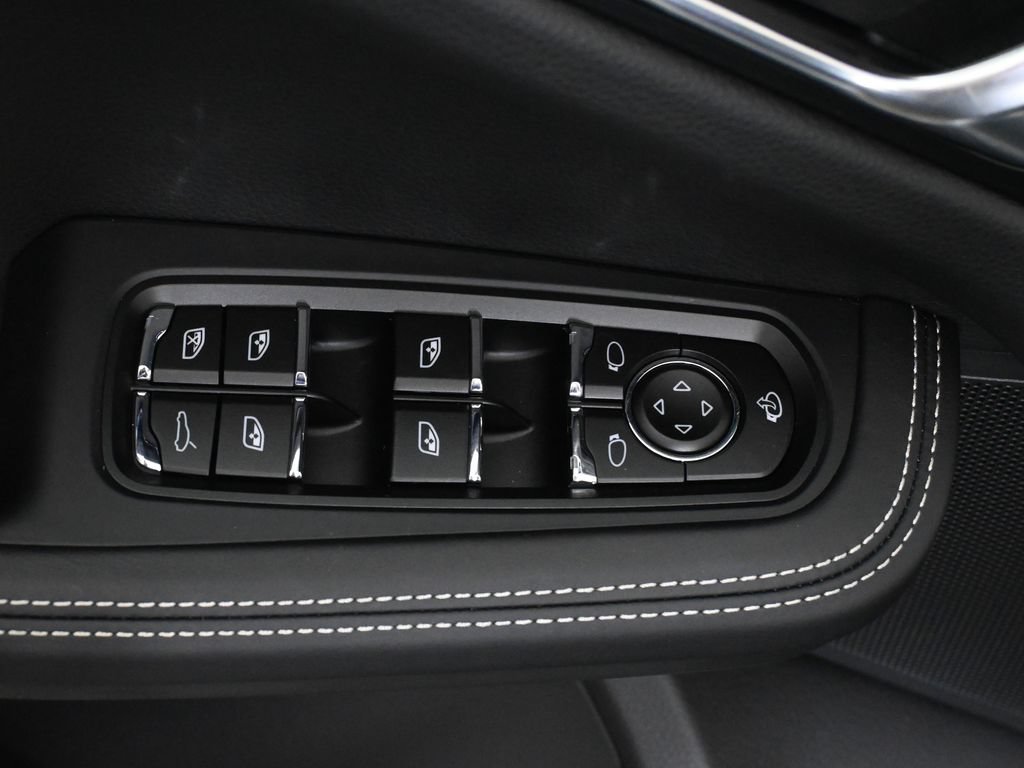Used 2025 Porsche Macan Turbo AWD/4WD image 34