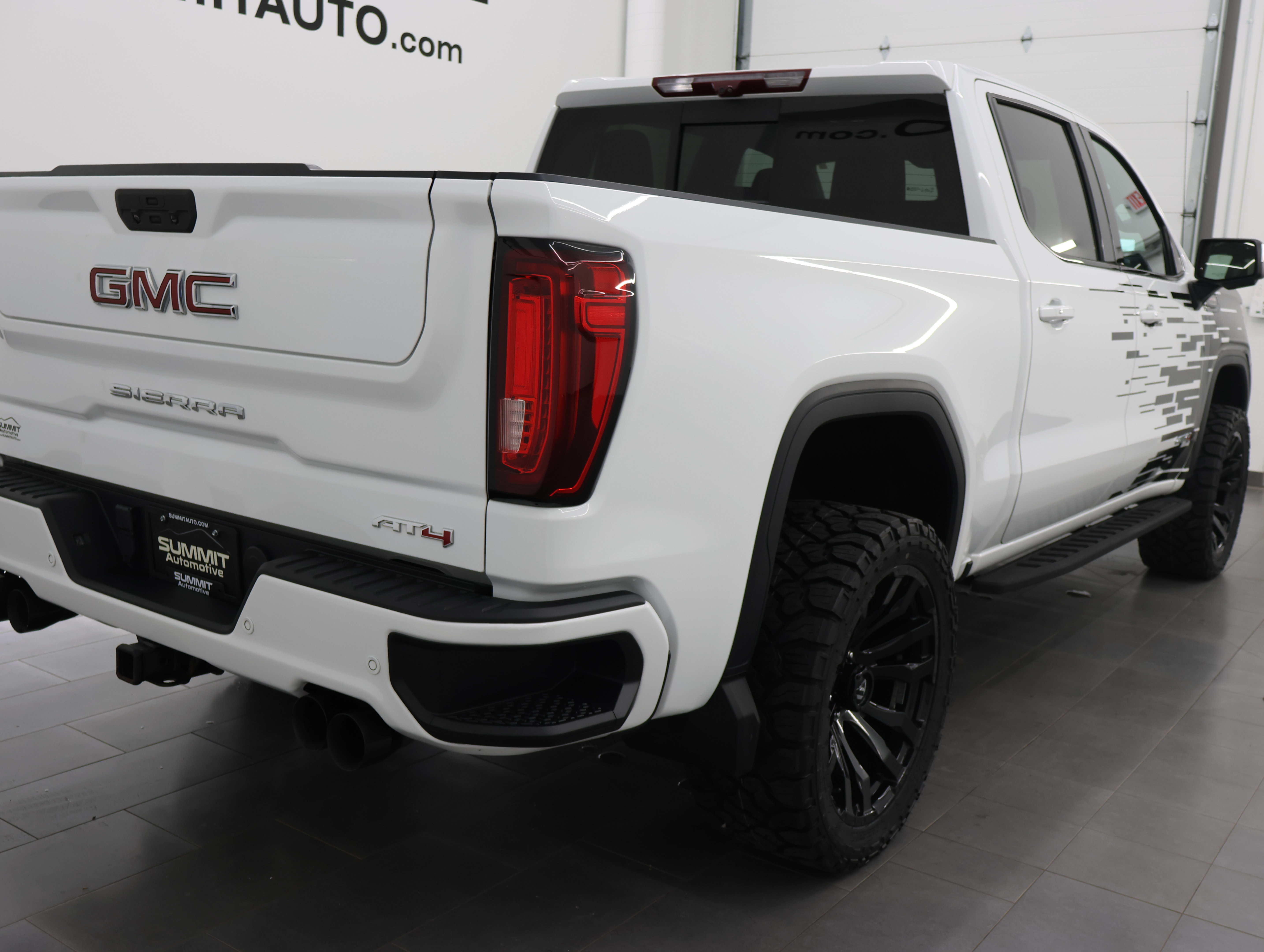 Used 2022 GMC Sierra 1500 AT4 w/ AT4 Premium Package AWD/4WD image 4