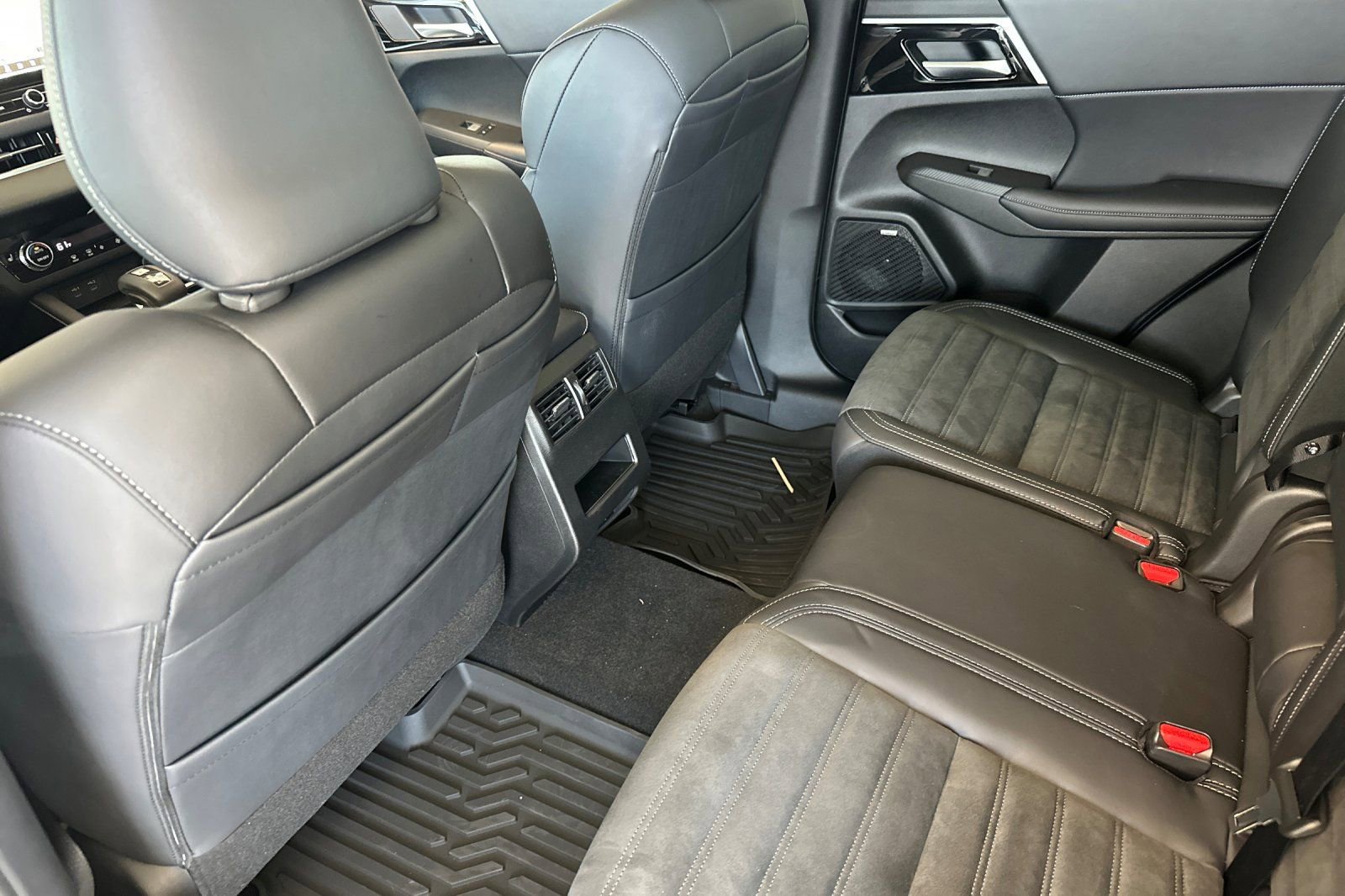 New 2025 Mitsubishi Outlander SE image 11