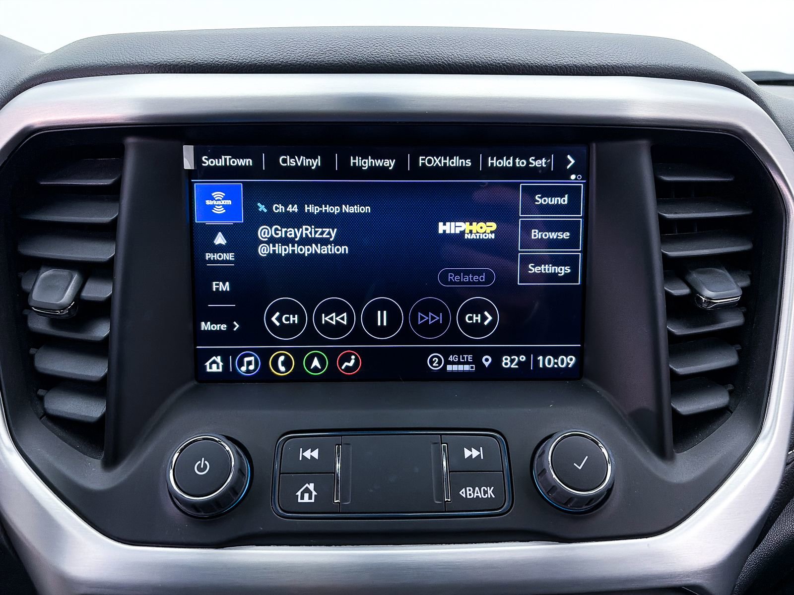 Used 2022 GMC Acadia SLE w/ Driver Convenience Package FWD image 25